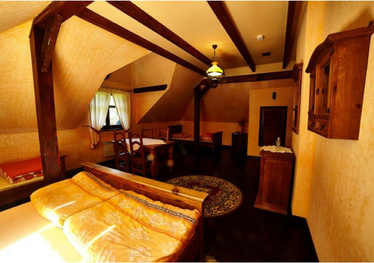 Stylowy Zajazd Pod Czarnym Kogutem Czarna  Exterior foto